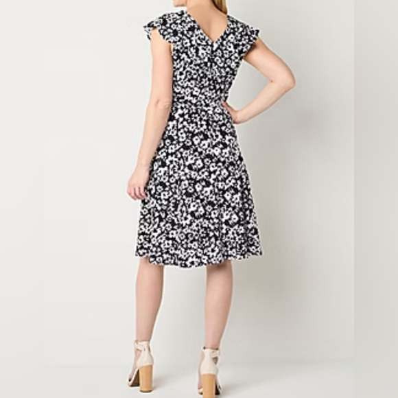 Perceptions Navy White Floral Dress (Bust 40”-42”
Waist 40”Length 36”) - Picture 3 of 7